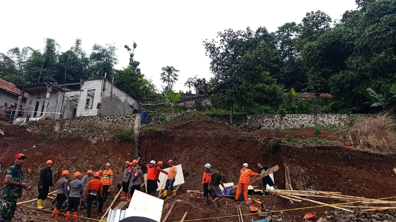Longsor Timbun 6 Orang di Desa Sempur Jatinangor Sumedang: 2 Selamat, 4 Masih Dicari