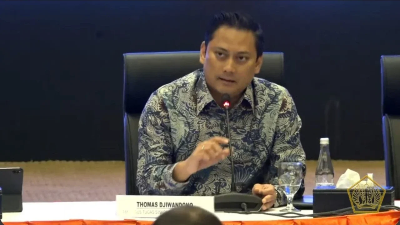Anggota Bidang Keuangan Tim Gugus Tugas Sinkronisasi Pemerintahan, Thomas Djiwandono dalam konferensi pers di Kantor Pusat Direktorat Jenderal Pajak, Jakarta, Senin (24/6/2024). (Arief/Liputan6.com)