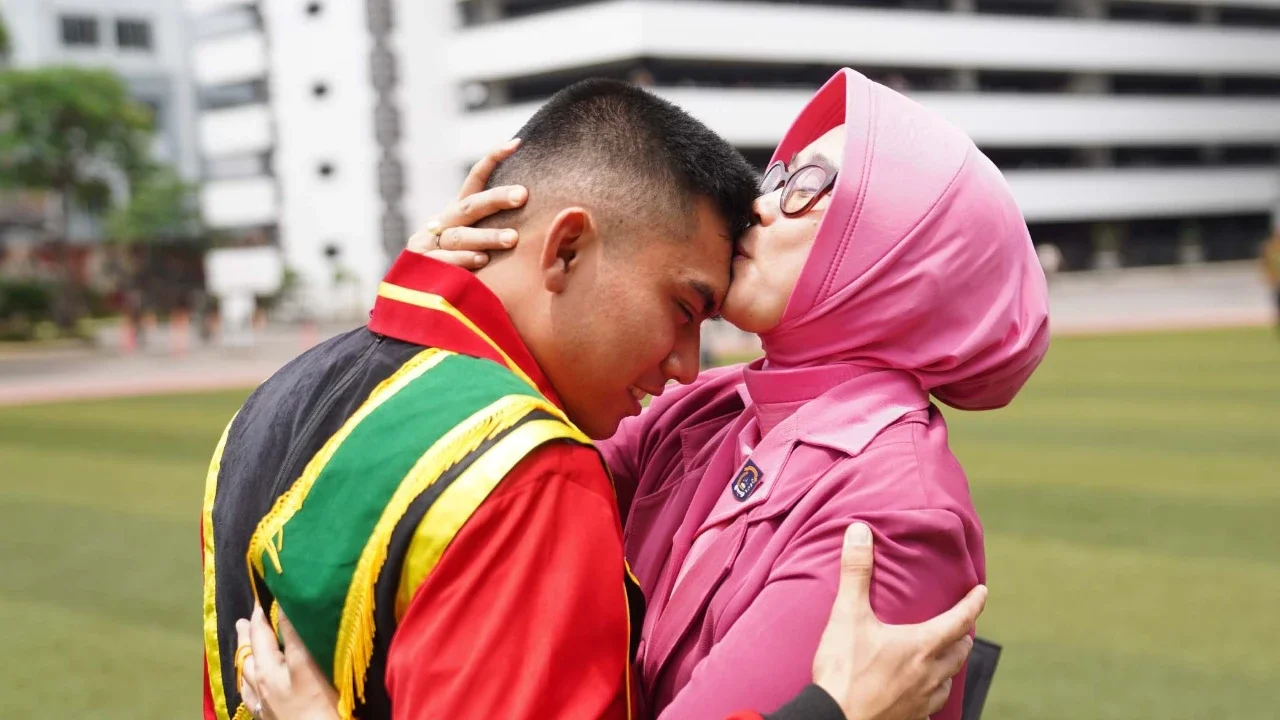 Seorang ibu memeluk anaknya usai prosesi wisuda, pendidikan Akademi Militer. di Mabesad, jakarta, Selasa (2001/2026).