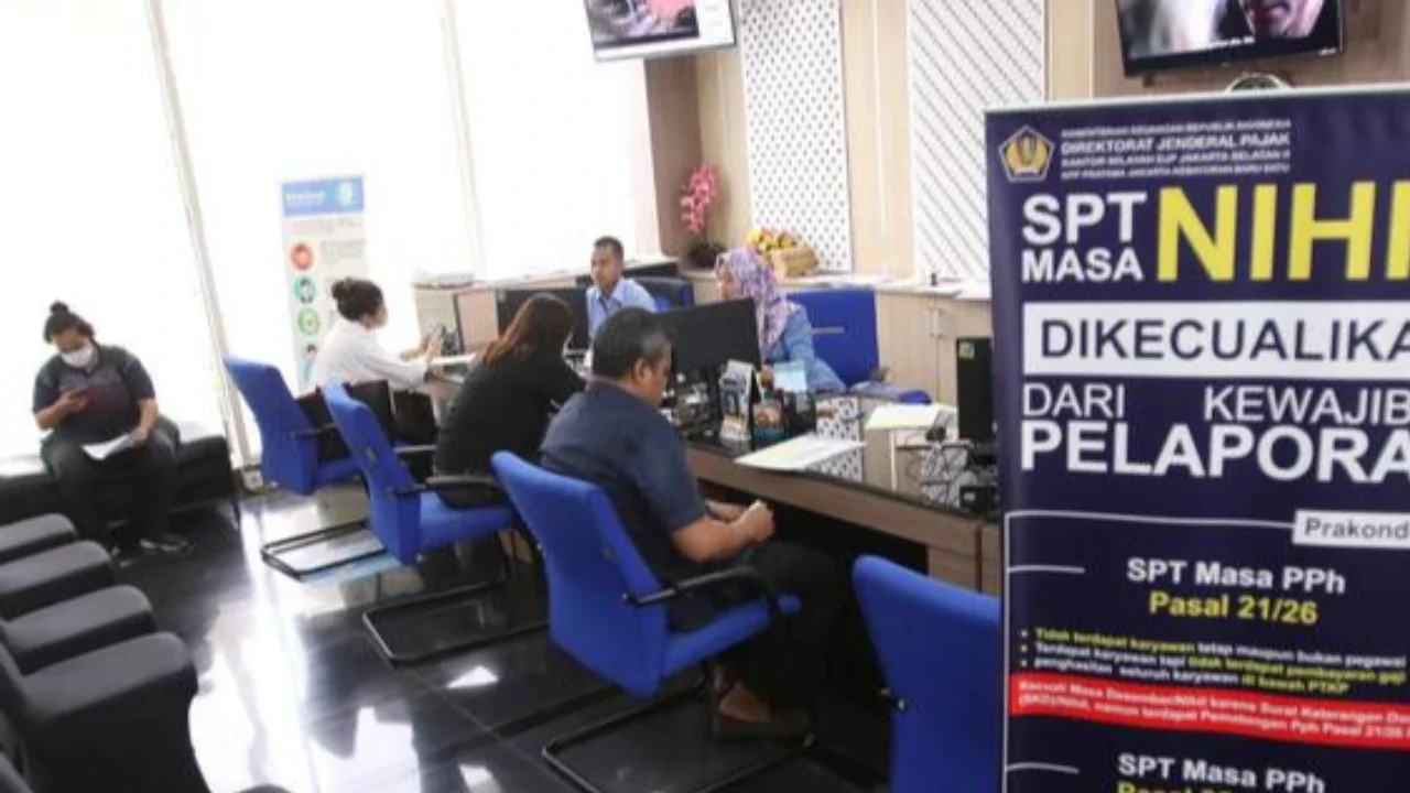 Petugas melayani wajib pajak yang melaporkan SPT tahunan di KPP Pratama Jakarta Tanah Abang Tiga, Jakarta, Kamis (31/3/2022). Rata-rata mereka yang datang ingin menanyakan perihal electronic