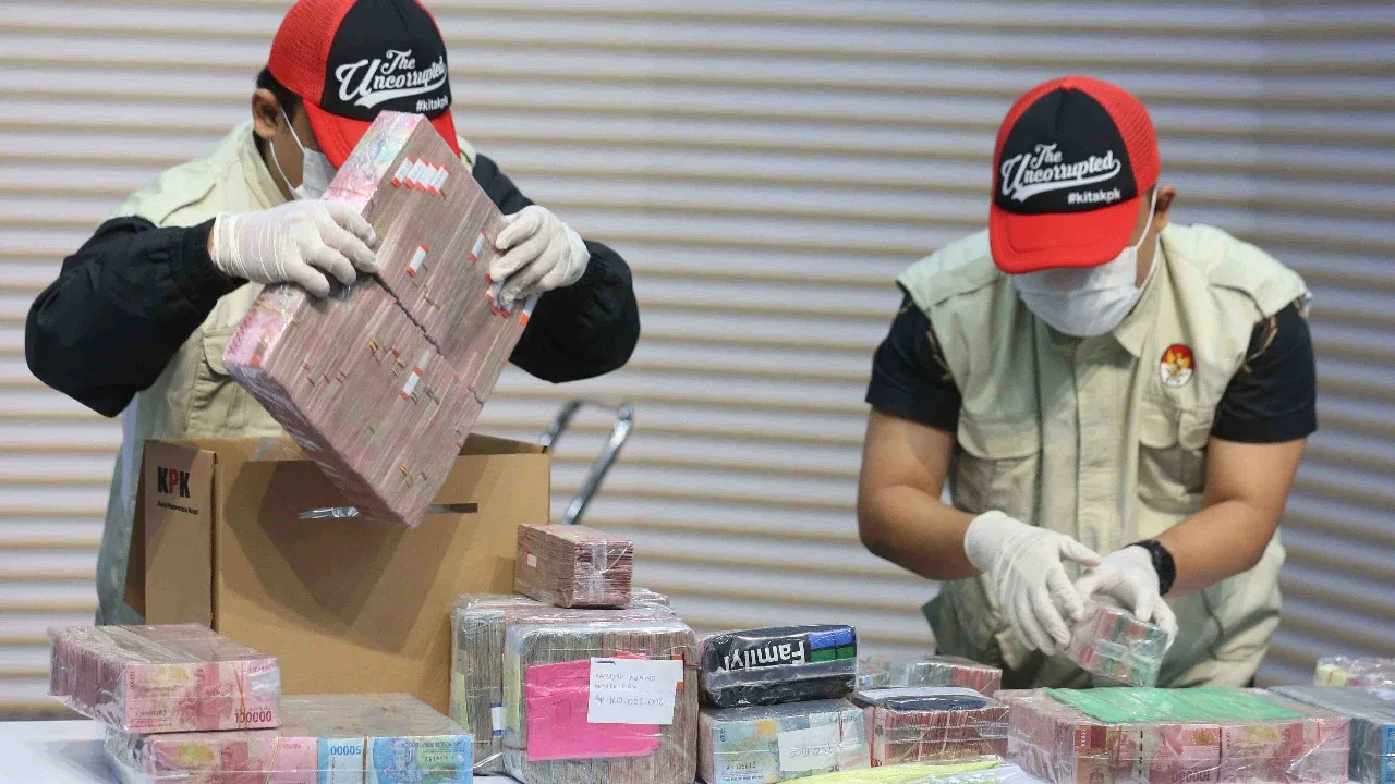 Petugas menyusun tumpukan uang barang bukti Operasi Tangkap Tangan (OTT) Bupati Pati Sudewo di Gedung Merah Putih Komisi Pemberantasan Korupsi (KPK), Jakarta, Selasa (20/1/2026) malam