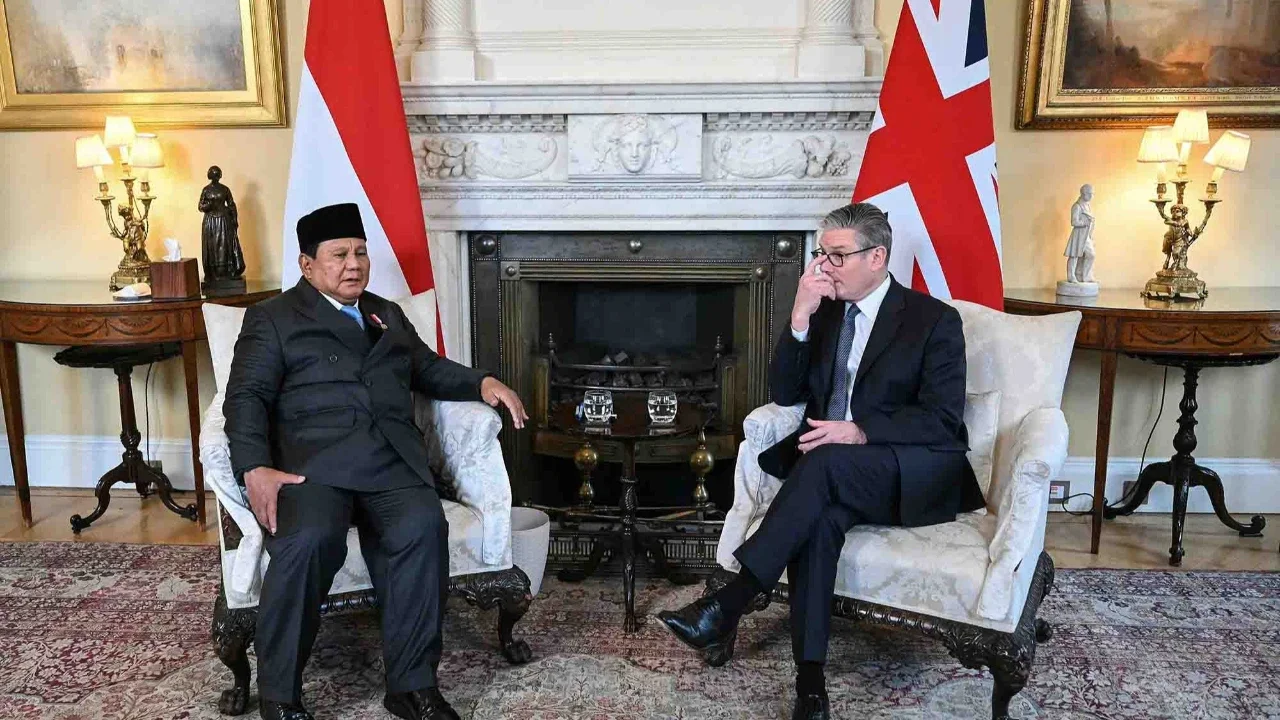 Presiden Prabowo Subianto bersalaman dengan Perdana Menteri Inggris Keir Starmer di Downing Street 10, London, Inggris, Selasa (20/1/2026).