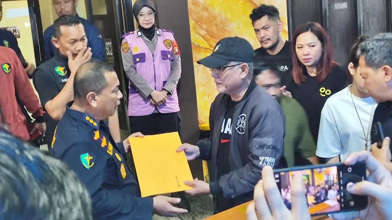 Momen Haru Penyerahan Jenazah Pramugari ATR 42-500 Florencia Lolita, Isak Tangis Keluarga Pecah