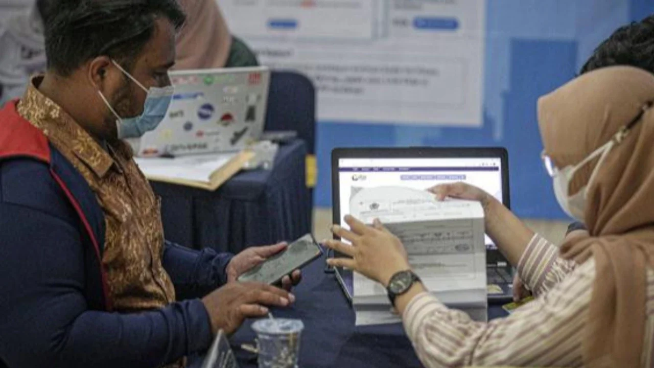 Petugas melayani wajib pajak yang melaporkan SPT tahunan di KPP Pratama Jakarta Tanah Abang Tiga, Jakarta, Kamis (31/3/2022). Rata-rata mereka yang datang ingin menanyakan perihal electronic