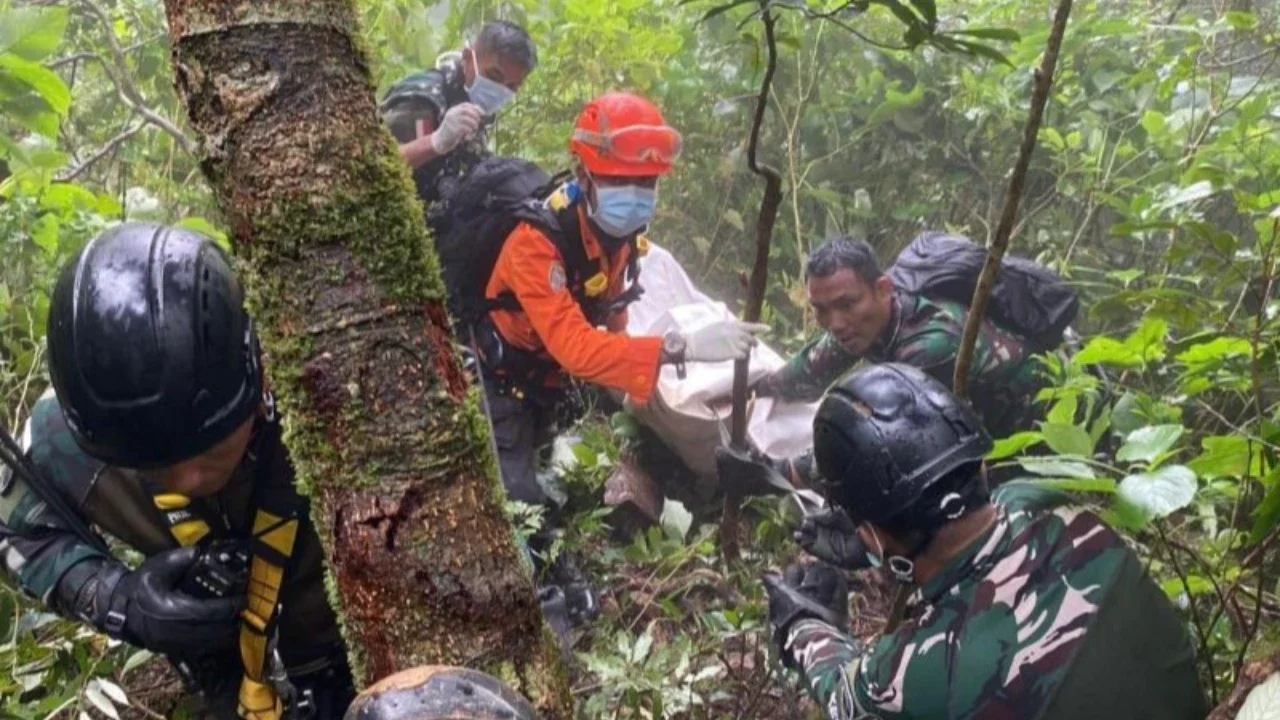 TNI AD Bergerak Cepat, Evakuasi Korban Pesawat ATR 42-500 di  di Gunung Bulusaraung