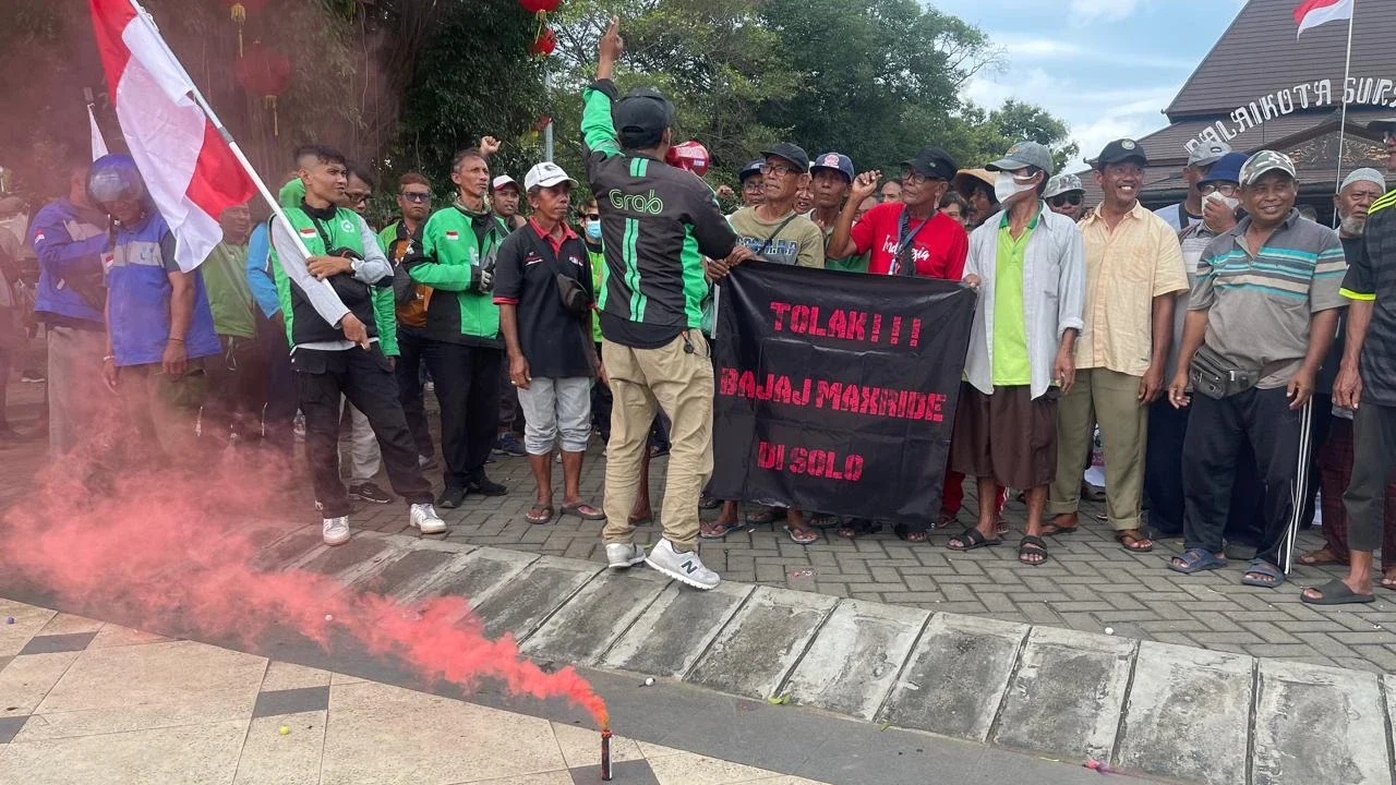 Pendapatan Turun 60 Persen Gara-gara Bajaj, Driver Ojol Gerudug Balai Kota Solo