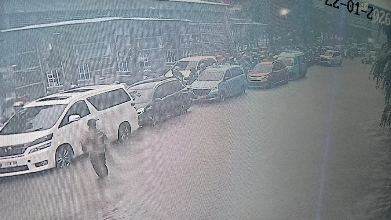 Banjir Rendam Jalan DI Pandjaitan Jaktim, Lalu Lintas Macet Mengular hingga Cawang