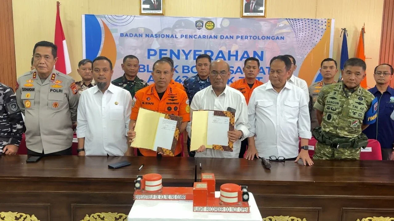 Basarnas Serahkan Black Box Pesawat ATR 42-500 Jatuh di Maros ke KNKT