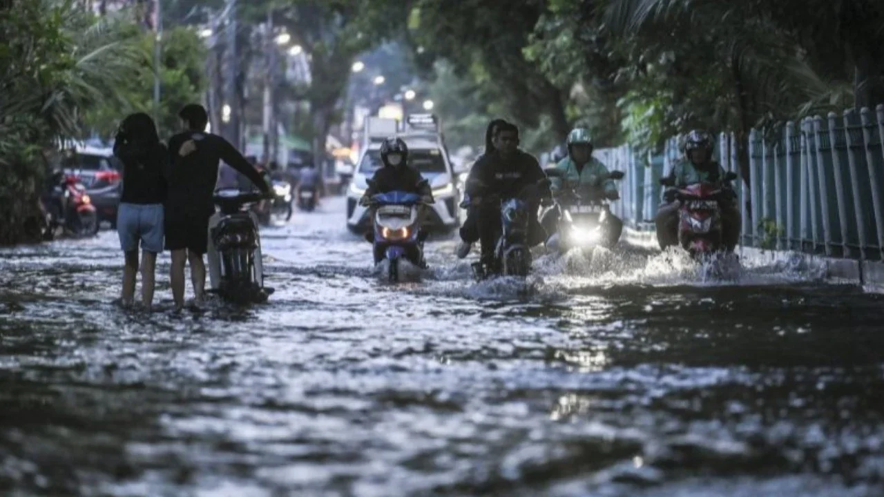 Banjir Jakarta masih menjadi perhatian serius setelah curah hujan tinggi menyebabkan puluhan rukun tetangga dan ruas jalan terendam. BPBD DKI Jakarta merinci wilayah terdampak dan upaya penanganan.