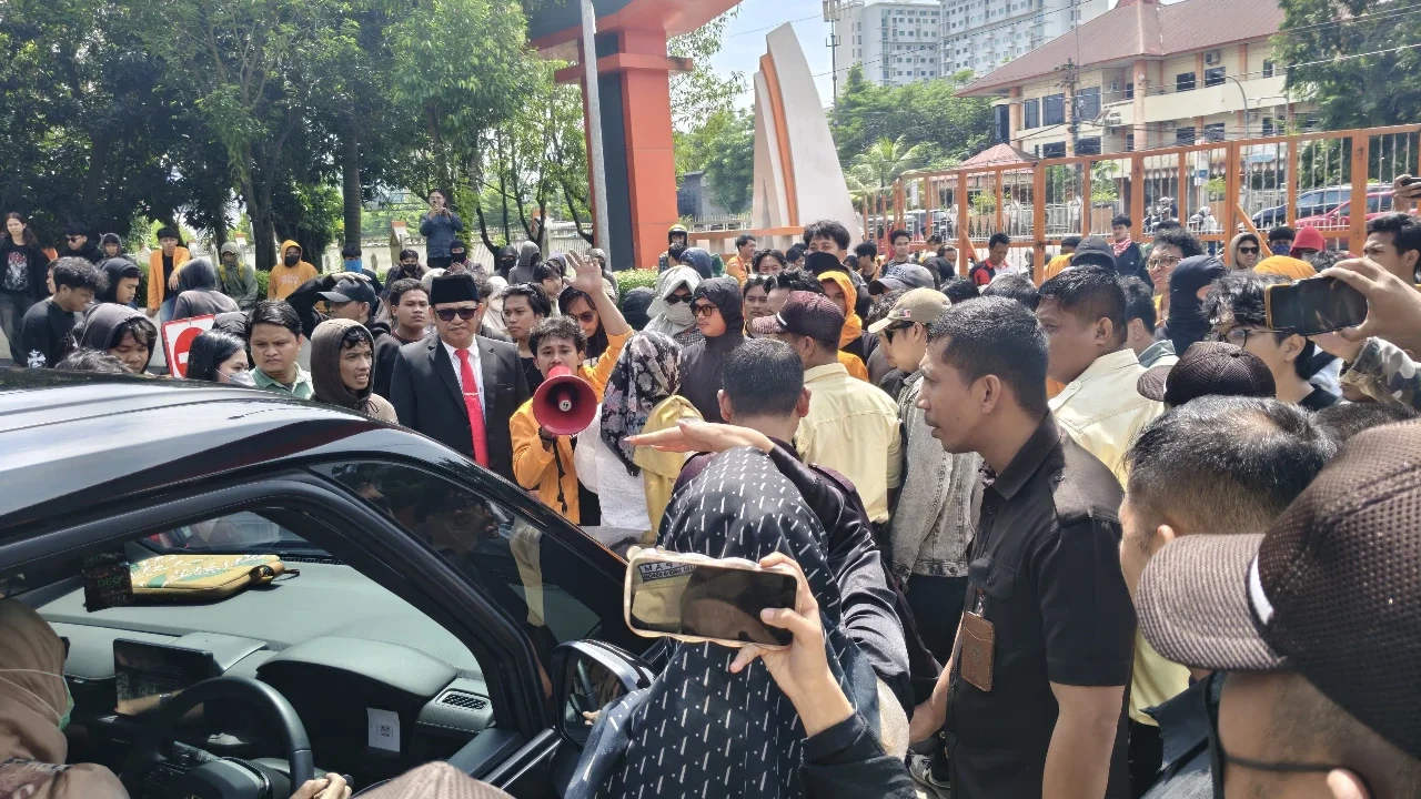 Ramai-Ramai, Mahasiswa UNM Adang Mobil Sekjen Kemendiktisaintek