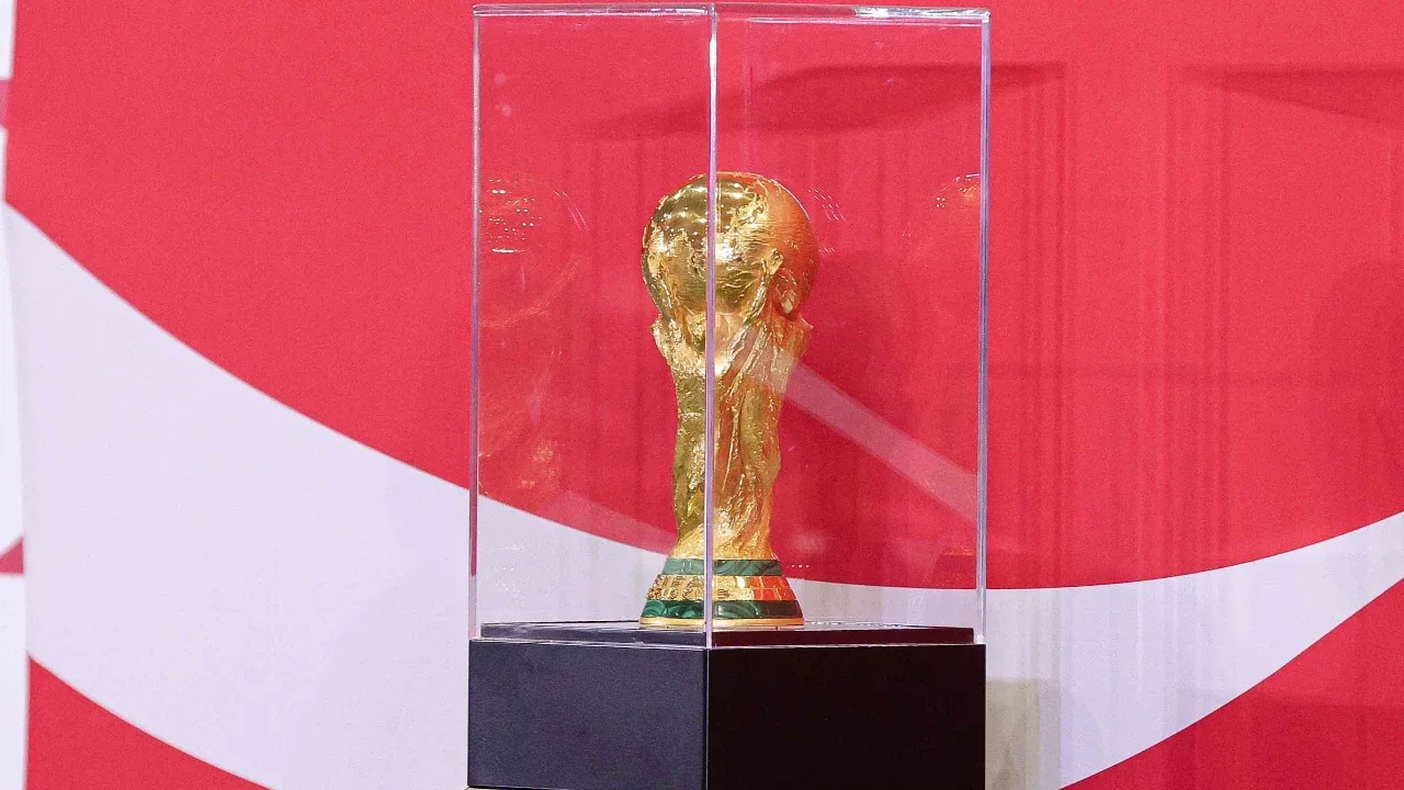 Trofi FIFA World Cup 2026 diperlihatkan kepada media saat Trophy Tour di Jakarta International Convention Center (JICC), Senayan, Jakarta, Kamis (22/1/2026).