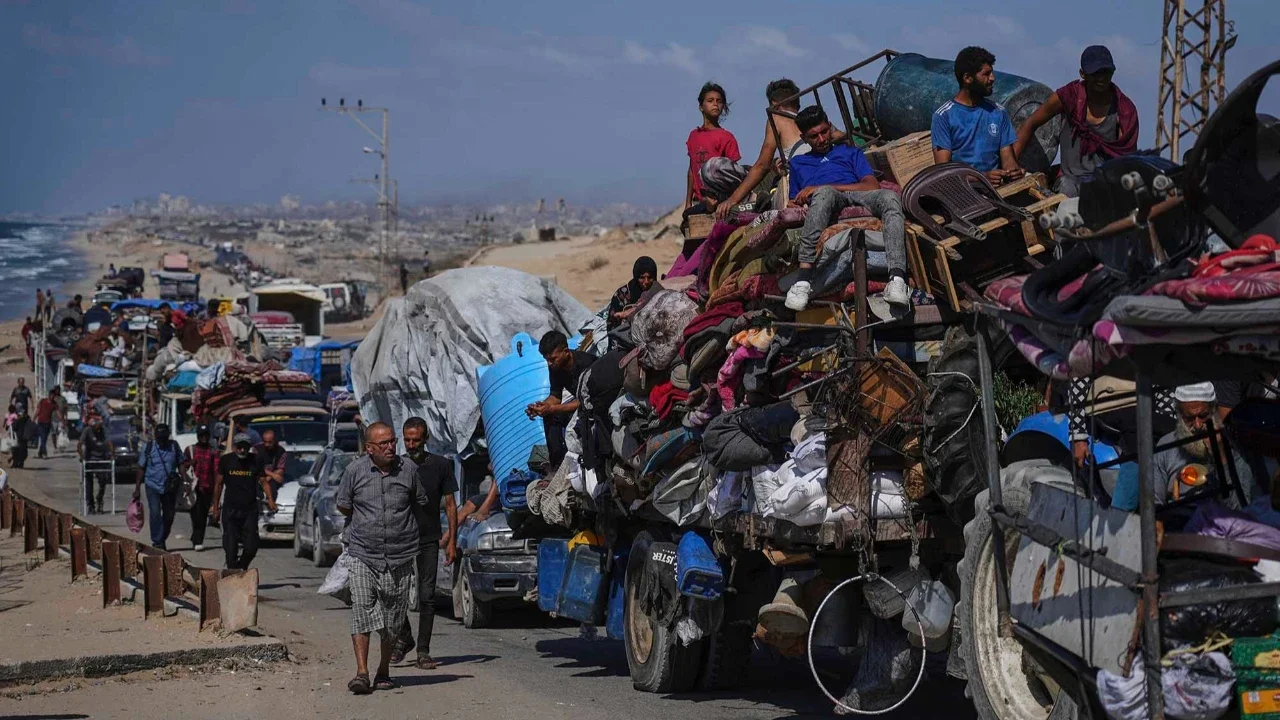 Warga Palestina yang mengungsi dari Gaza utara membawa barang-barang mereka di sepanjang jalan pesisir menuju Gaza selatan, Selasa (09/09/2025).