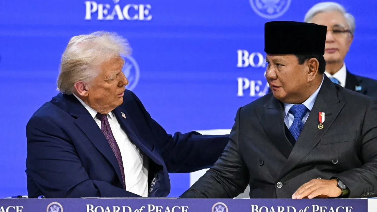Presiden Prabowo Subianto  berbincang dengan Presiden AS Donald Trump pada pertemuan "Dewan Perdamaian" selama pertemuan tahunan Forum Ekonomi Dunia (WEF) di Davos pada 22 Januari 2026. Presiden AS Donald Trump akan memamerkan "Dewan Perdamaian" barunya di Davos, Swiss, Kamis (22/01/2026).
