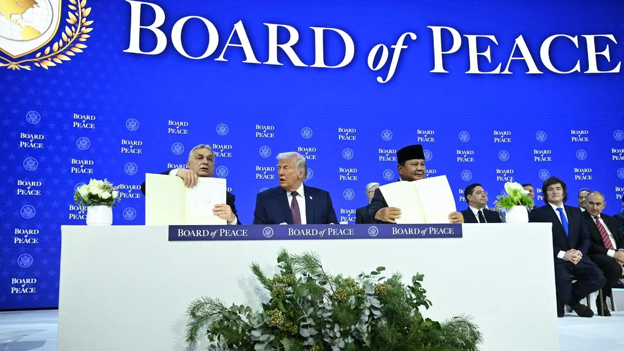 Presiden Prabowo Subianto  berbincang dengan Presiden AS Donald Trump pada pertemuan