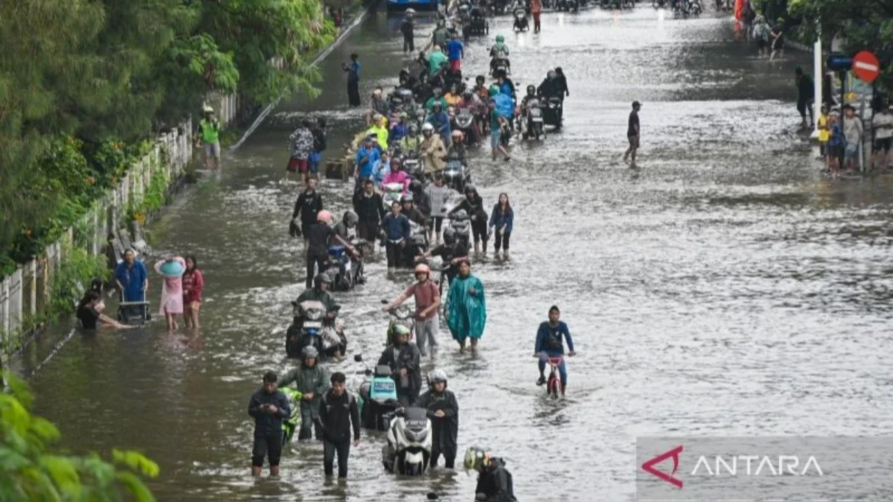 PT TransJakarta melakukan penyesuaian operasional signifikan akibat banjir di Jakarta, menghentikan dan mengalihkan sejumlah rute bus yang terdampak cuaca ekstrem.