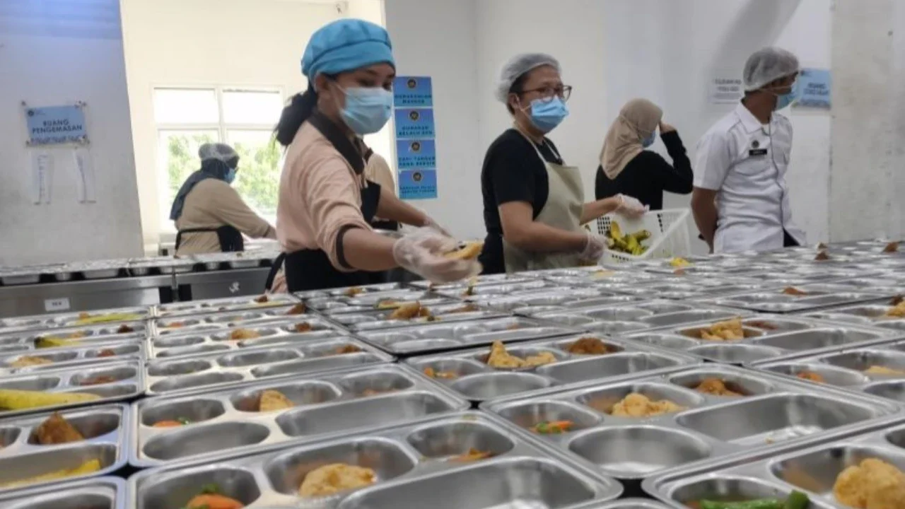 SPPG Meruya Selatan mengakui adanya uji organoleptik MBG sebelum didistribusikan, namun insiden keracunan 20 siswa tetap terjadi. Apa penyebabnya?