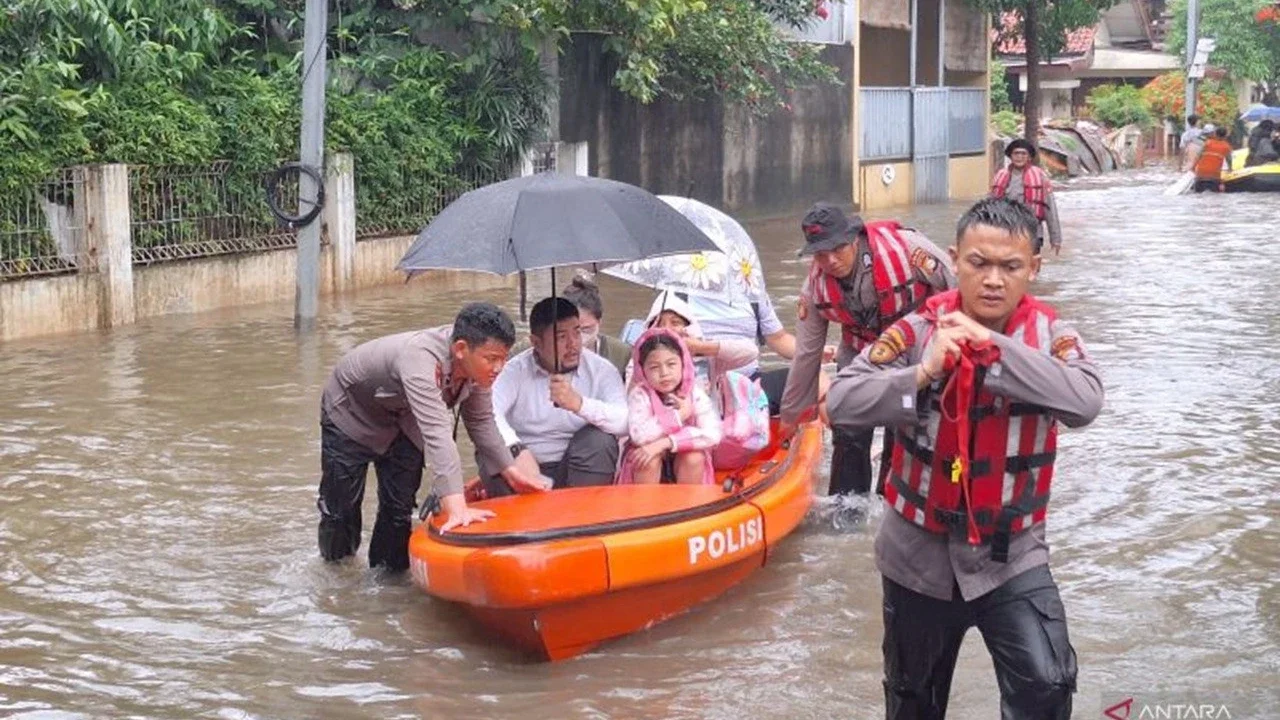 Cerita Warga Pondok Karya Jaksel Naik Perahu Karet Berangkat Kerja Gara-Gara Rumah Dikepung Banjir