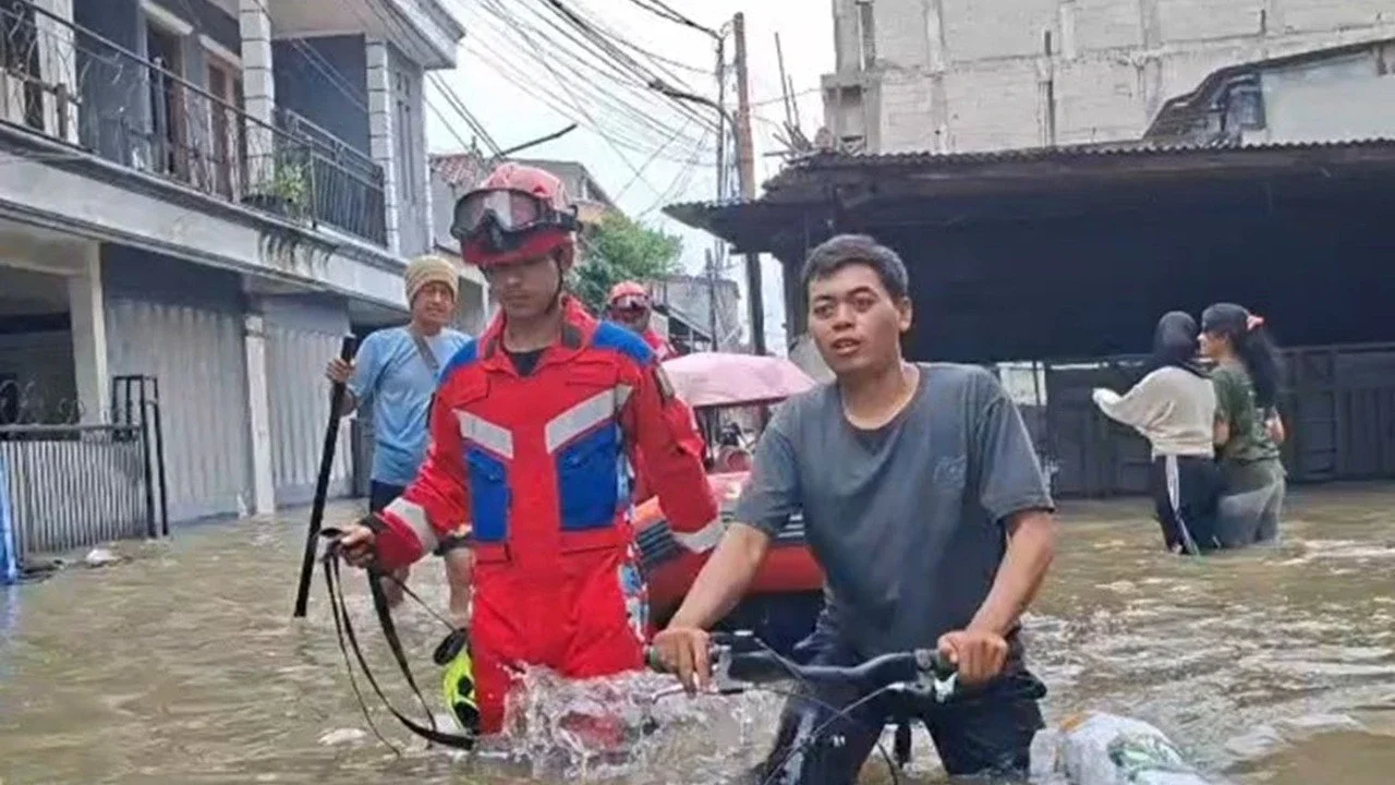 Momen Menegangkan Ibu Hamil dan Balita Dievakuasi dari Banjir Satu Meter di Duri Kosambi