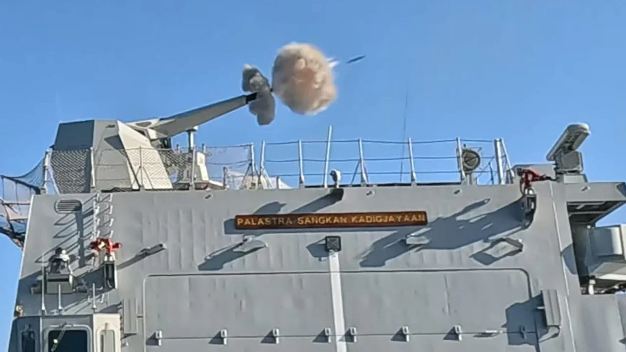 KRI Prabu Siliwangi-321 melaksanakan penembakan perdana Meriam Sovraponte 76 mm di perairan Italia, Kamis (22/01/2026).