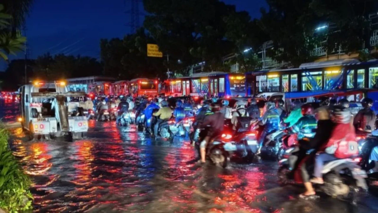 Update Terkini Banjir Jakarta: 121 RT dan 16 Jalan Masih Tergenang, Tinggi Air Capai Satu Meter