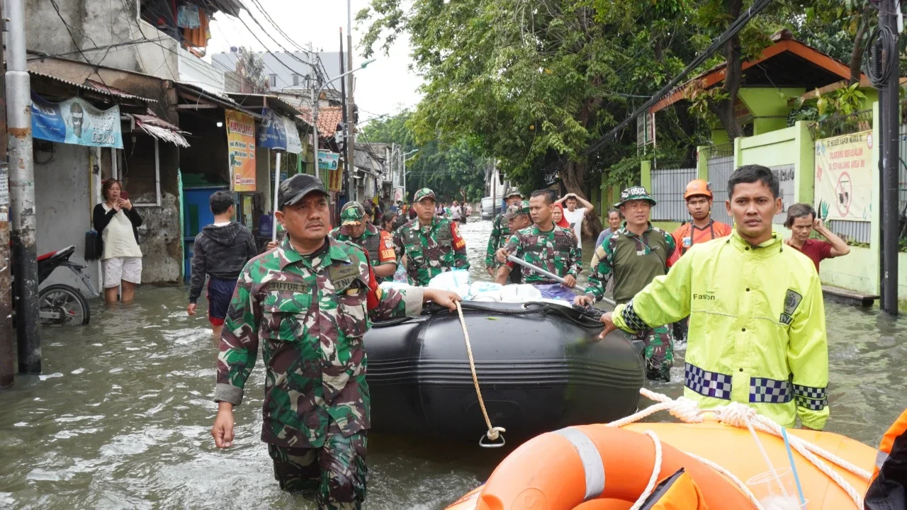 Kodam Jaya Sebar Pasukan Bantu Warga Terdampak Banjir di Jakarta dan Bekasi