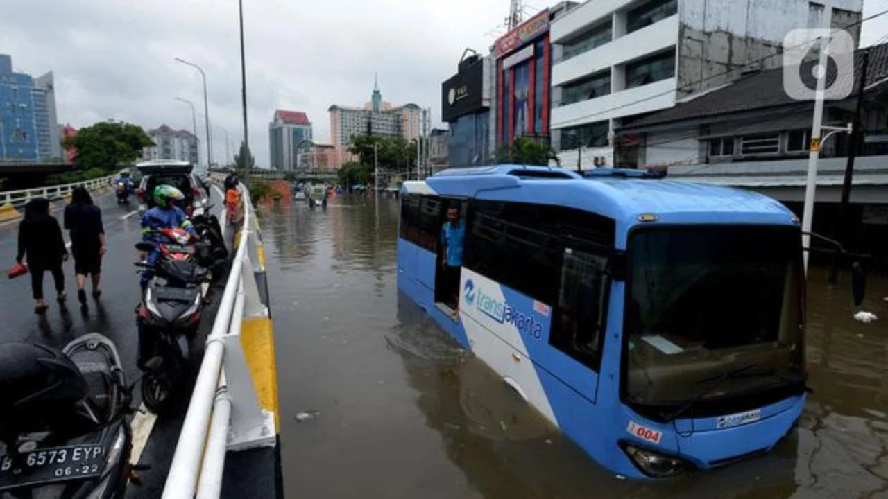 Bus transjakarta terendam banjir di Jalan Raya Daan Mogot, Jakarta, Rabu (1/1/2020). Hujan yang turun saat malam pergantian tahun baru 2019-2020 menyebabkan sejumlah titik jalan terputus di k