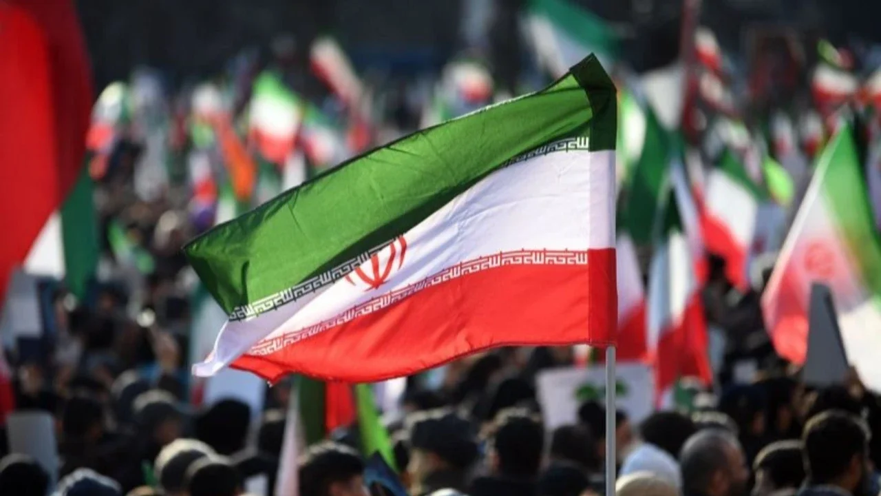 Konflik AS-Iran kembali memanas, berakar dari dukungan Amerika Serikat terhadap Shah Iran yang tiran pada Revolusi 1979, memicu ketegangan yang terus berlanjut hingga kini dan membentuk memori kolektif anti-AS.