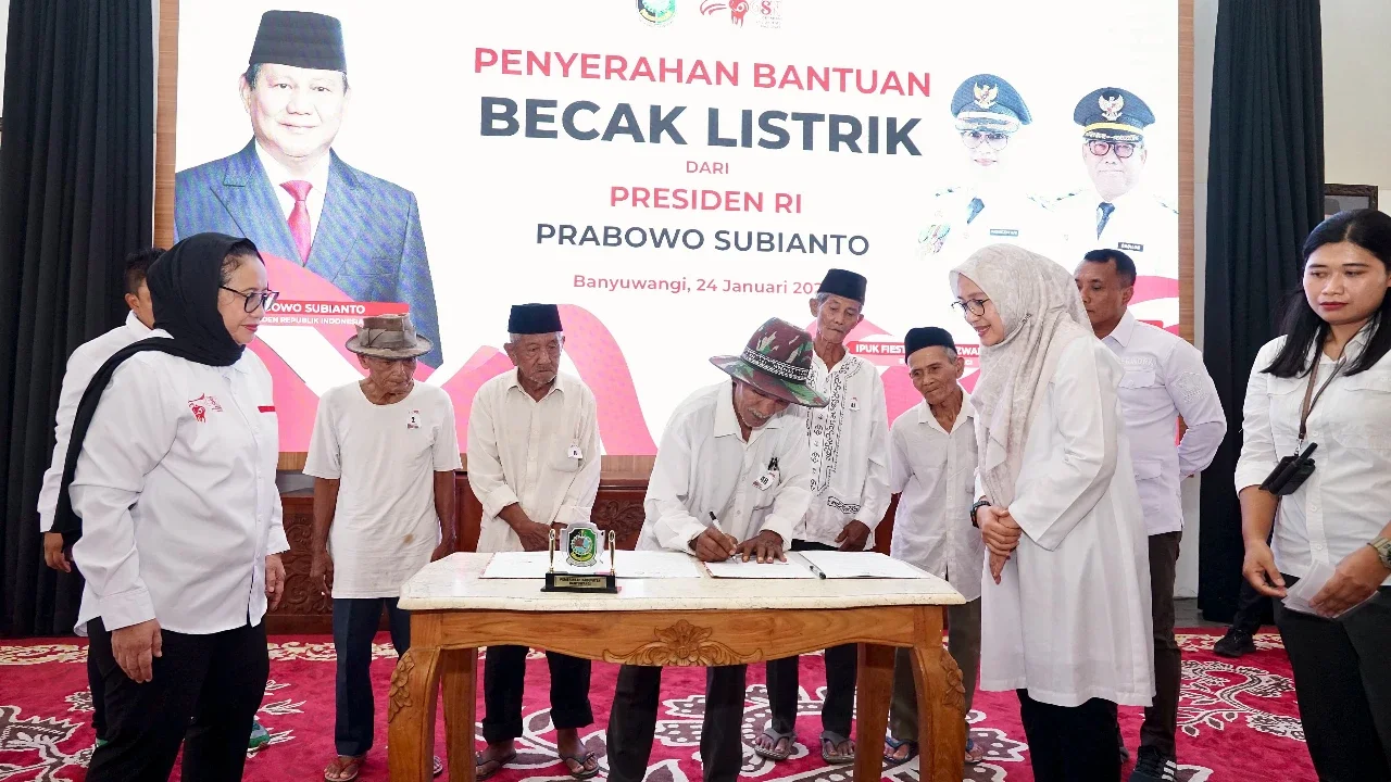 Bupati Ipuk Serahkan 200 Becak Listrik Bantuan Presiden ke Pengemudi Becak Lansia Banyuwangi