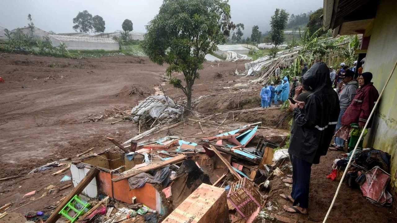 Puing rumah yang tersisa setelah tanah longsor melanda desa Pasirlangu, Bandung, Jawa Barat, Sabtu (24/01/2026).