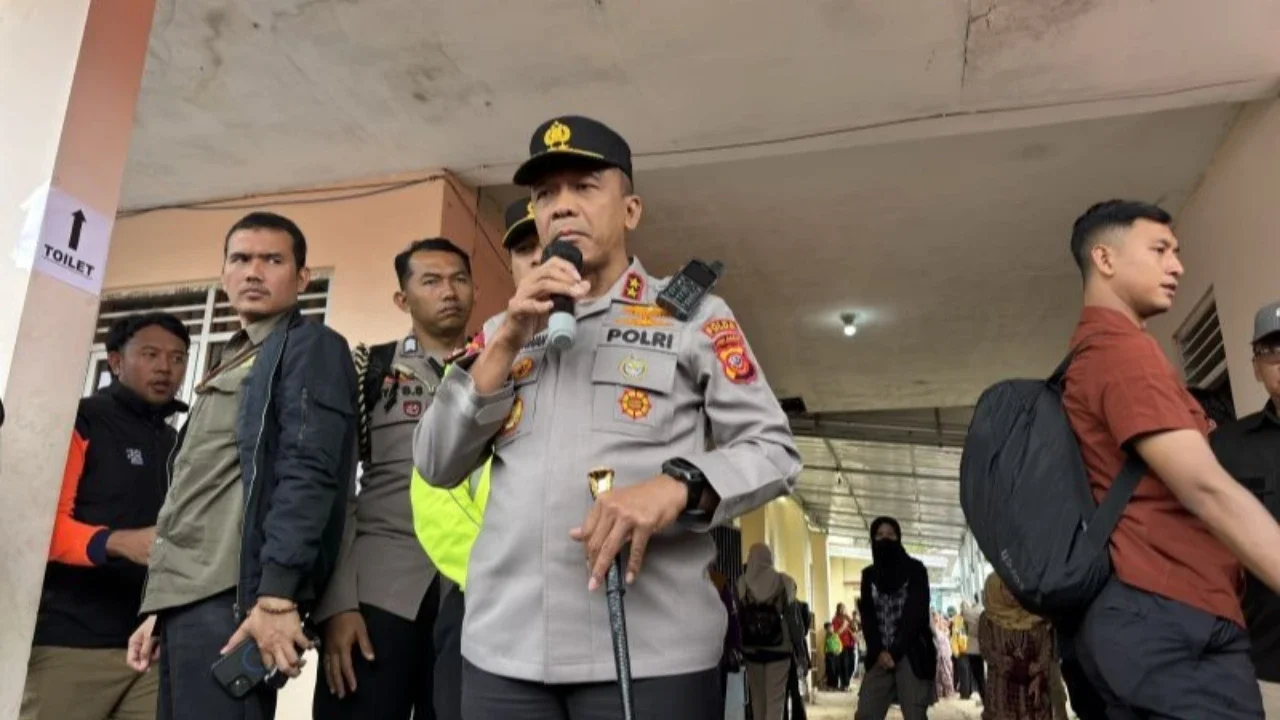 Dua anggota Polsek Cisarua gugur dalam tugas setelah mengalami kecelakaan lalu lintas saat hendak menuju lokasi bencana longsor di Bandung Barat. Insiden tragis ini menyoroti risiko tinggi dalam penanganan bencana dan pengorbanan personel polisi.