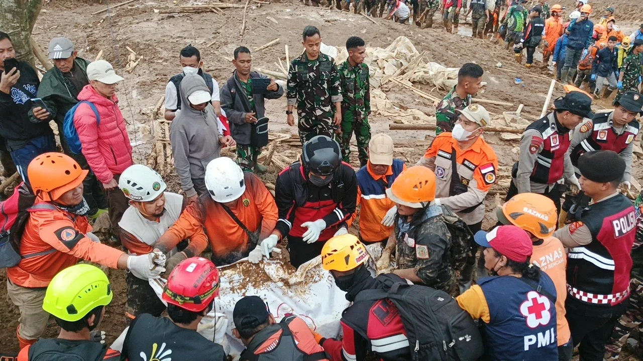 25 Jenazah Berhasil Dievakuasi dari Timbunan Longsor Cisarua Bandung Barat