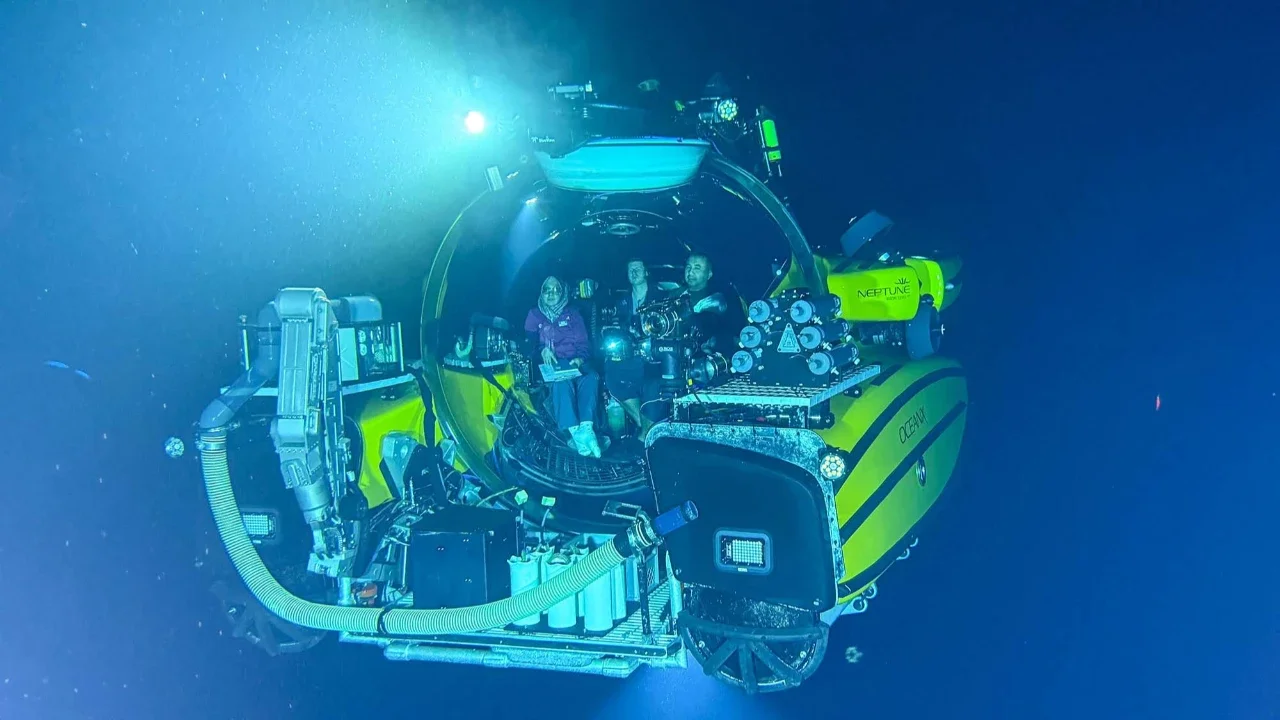 Para ilmuwan Indonesia di dalam kapal selam Neptune milik OceanX, ratusan meter di bawah permukaan laut, di lepas pantai pulau Sulawesi, Indonesia, Jumat (09/01/2026).