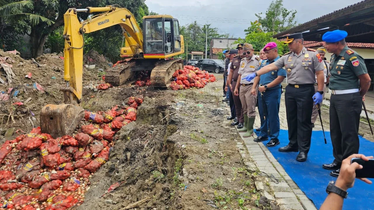 Usai Ditinjau Menteri Amran, 123 Ton Bawang Bombay di Semarang Dimusnahkan Atas Perintah Pengadilan Negeri