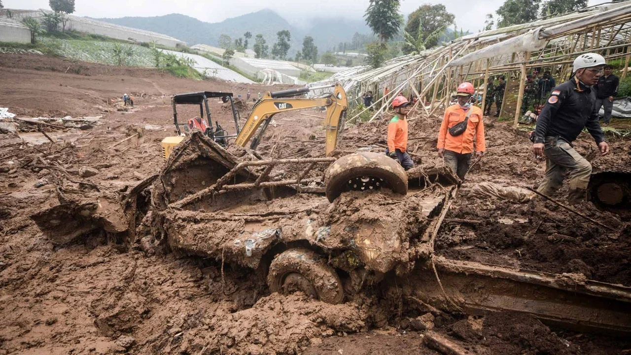 Tim penyelamat mencari korban yang terkubur longsor di desa Pasirlangu, Bandung, Jawa Barat, Senin (26/01/2026).