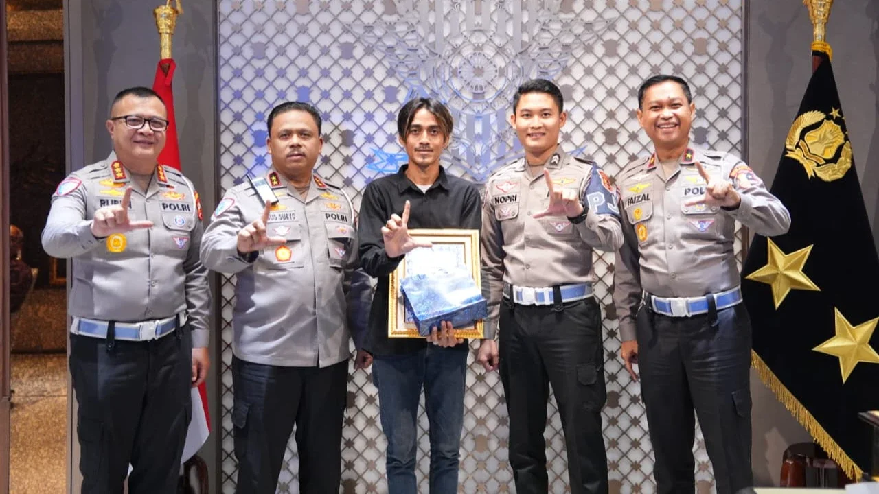 Kakorlantas Polri Beri Penghargaan Sopir Truk Gagalkan Potensi Kecelakaan di Tol Japek Km 21
