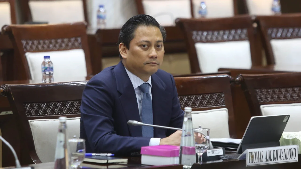 Calon Deputi Gubernur Bank Indonesia Thomas Djiwandono  mengikuti uji kelayakan dan kepatutan calon Deputi Gubernur Bank Indonesia di ruang Komisi XI DPR, Kompleks Parlemen, Senayan, Jakarta, Senin (26/1/2026).
