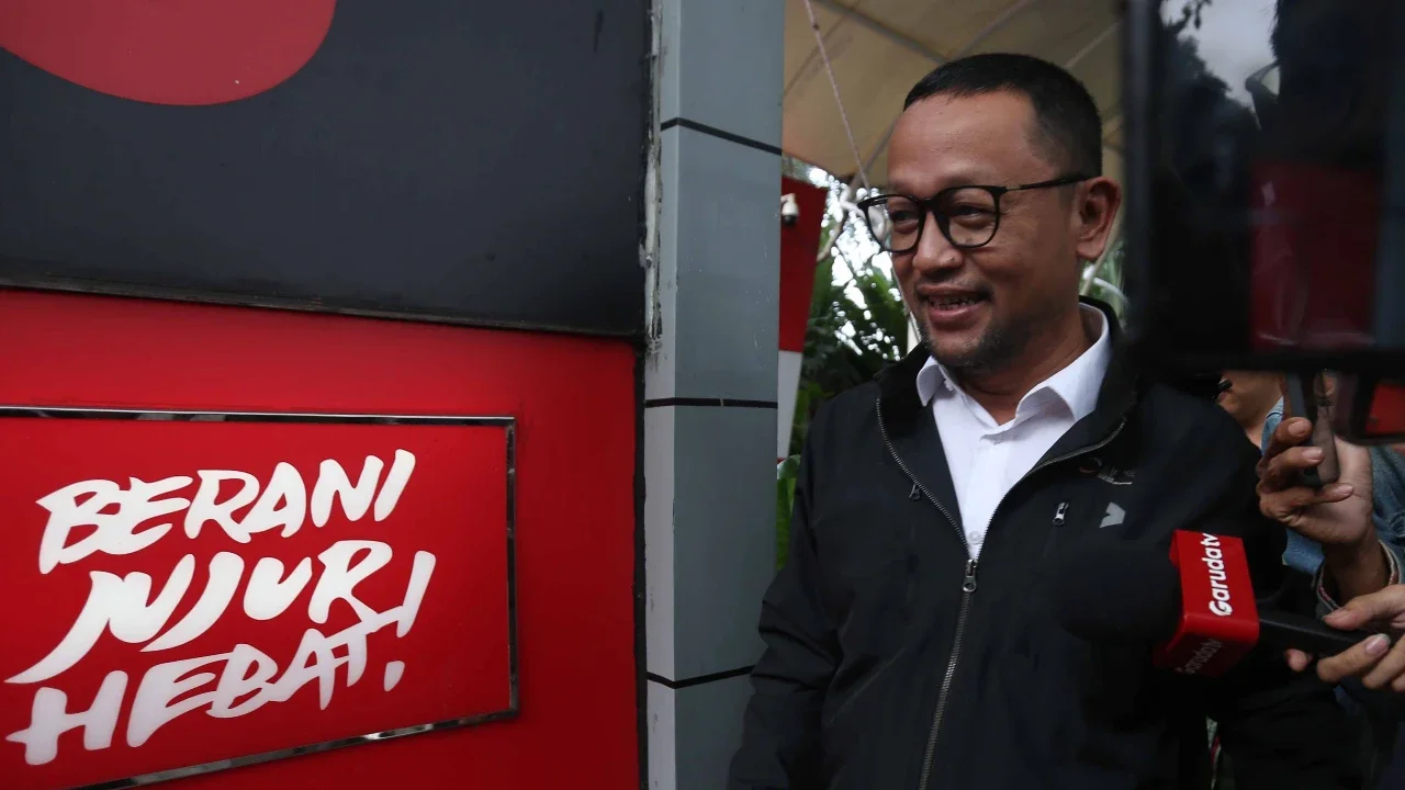 Mantan staf khusus Menteri Agama periode 2019-2024, Yaqut Cholil Qoumas, Ishfah Abidal Aziz alias Gus Alex berjalan meninggalkan Gedung Merah Putih Komisi Pemberantasan Korupsi (KPK), Jakarta, Senin (26/1/2026).