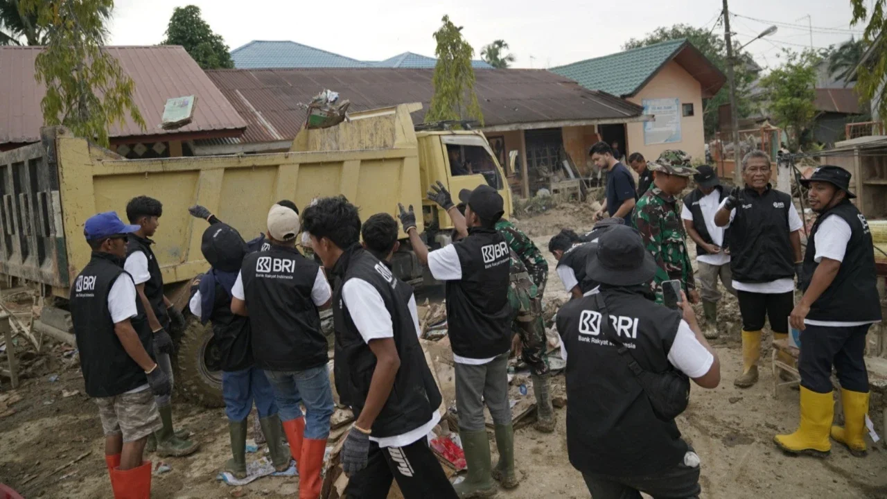 Dukung Pemulihan Pascabencana, Relawan BRI Peduli Terjun Langsung 'Bersih-bersih Sekolah' di Aceh Tamiang