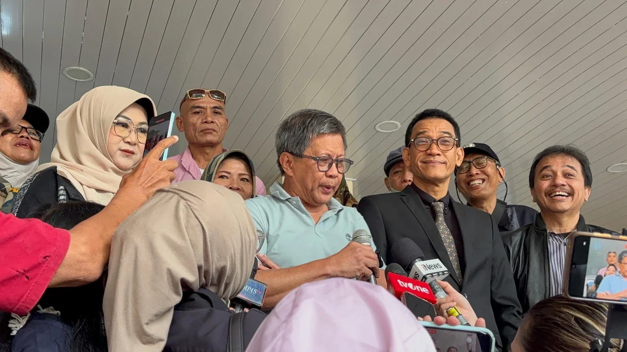 Rocky Gerung Bela Dokter Tifa, Tegaskan Penelitian Soal Ijazah Jokowi Tak Bisa Dipidana