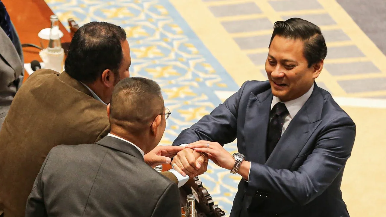 Deputi Gubernur Bank Indonesia (BI) terpilih Thomas Djiwandono menerima ucapan selamat dari anggota DPR pada Rapat Paripurna DPR ke-12 Masa Persidangan III Tahun Sidang 2025-2026 di Kompleks Parlemen, Senayan, Jakarta, Selasa (27/01/2026).