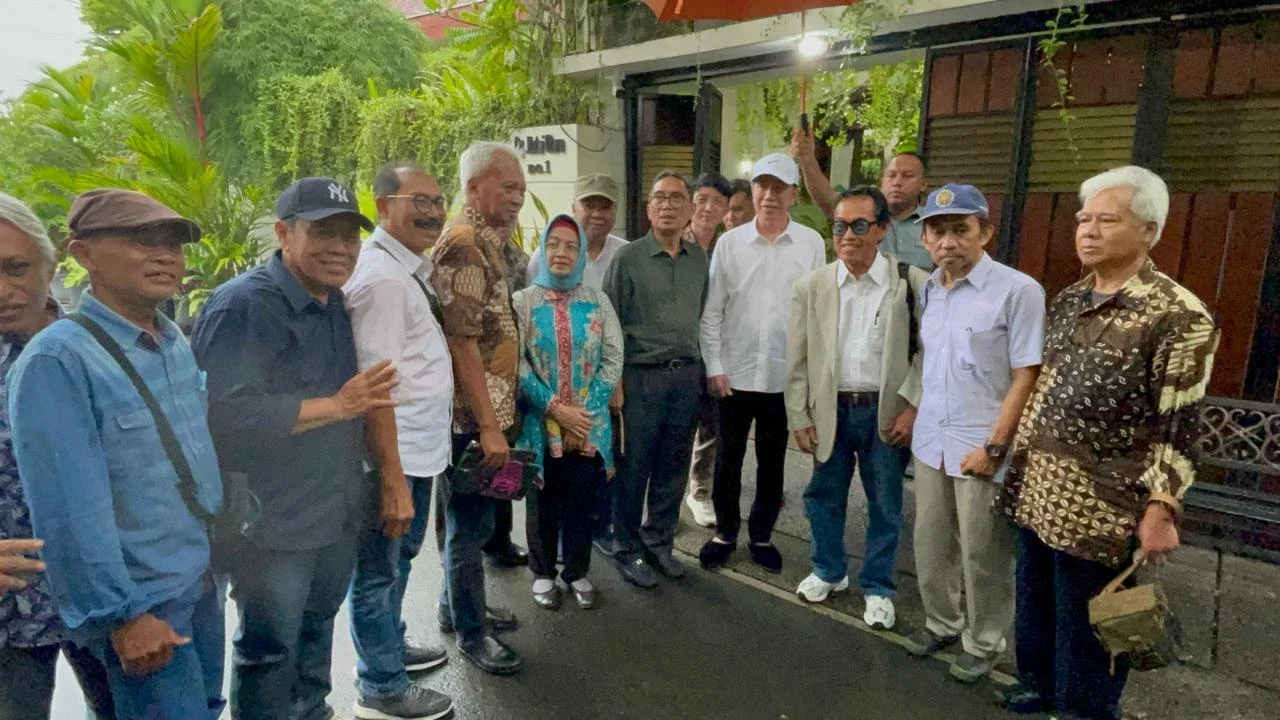 Usai Hadiri Sidang Citizen Lawsuit, Teman Kuliah Sowan ke Rumah Jokowi buat Reunian