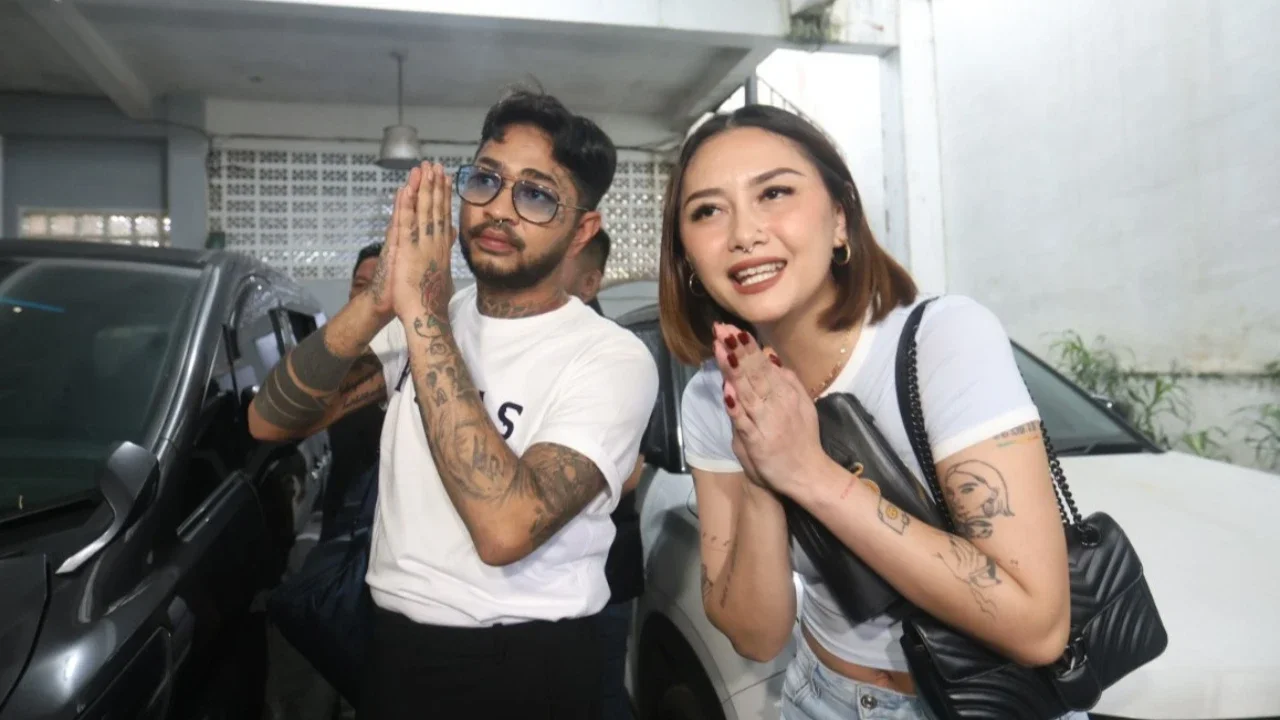 Musisi sekaligus aktor Onadio Leonardo  bersama istrinya Beby Prisillia usai menyelesaikan masa rehabilitasi dan keluar dari  Yayasan Pemulihan Natura Indonesia (ULTRA), Jakarta Selatan, Rabu 18/01/2026).