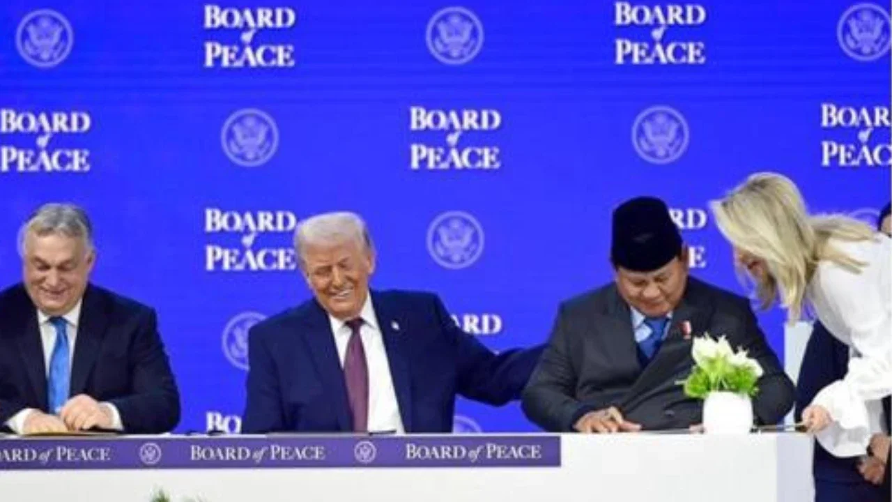 Presiden RI Prabowo Subianto menandatangani Piagam Dewan Perdamaian Gaza di sela World Economic Forum 2026 di Davos, Swiss, Kamis (22/1/2026). (Dok. Tim Media Presiden/Instagram @presidenrepu