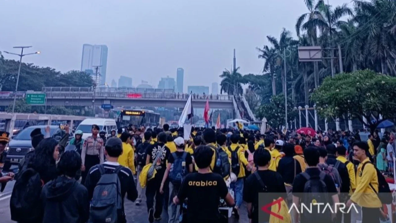 Ribuan mahasiswa dari berbagai kampus di Jakarta menggelar unjuk rasa di depan Gedung DPR/MPR, menyuarakan tuntutan 17+8. Bagaimana aksi damai ini berakhir dan apa saja poin krusial yang mereka sampaikan?