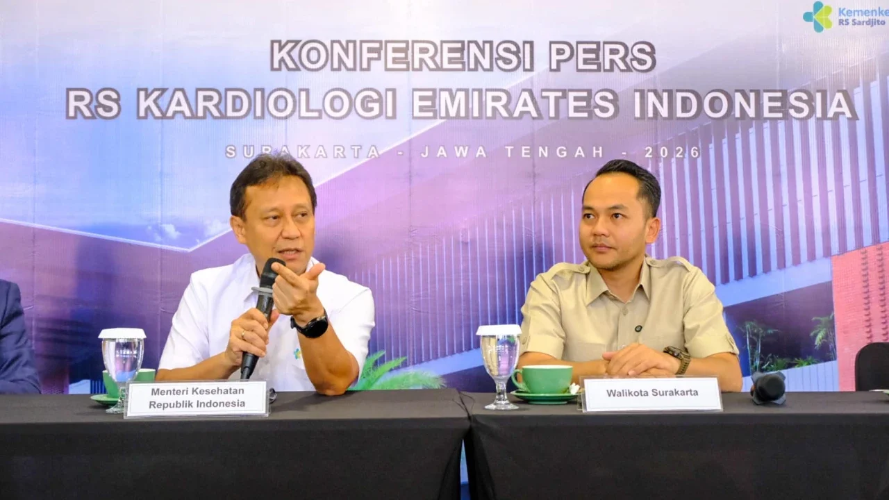 Menteri Kesehatan Budi Gunadi Sadikin (kiri) bersama Wali Kota Solo Respatie Achmad Ardianto (kanan)