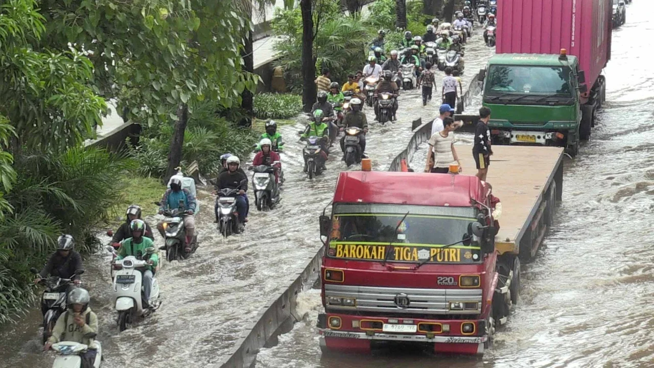 Kamis Malam Ini, Banjir Jakarta Masih Rendam 46 RT dan 13 Jalan