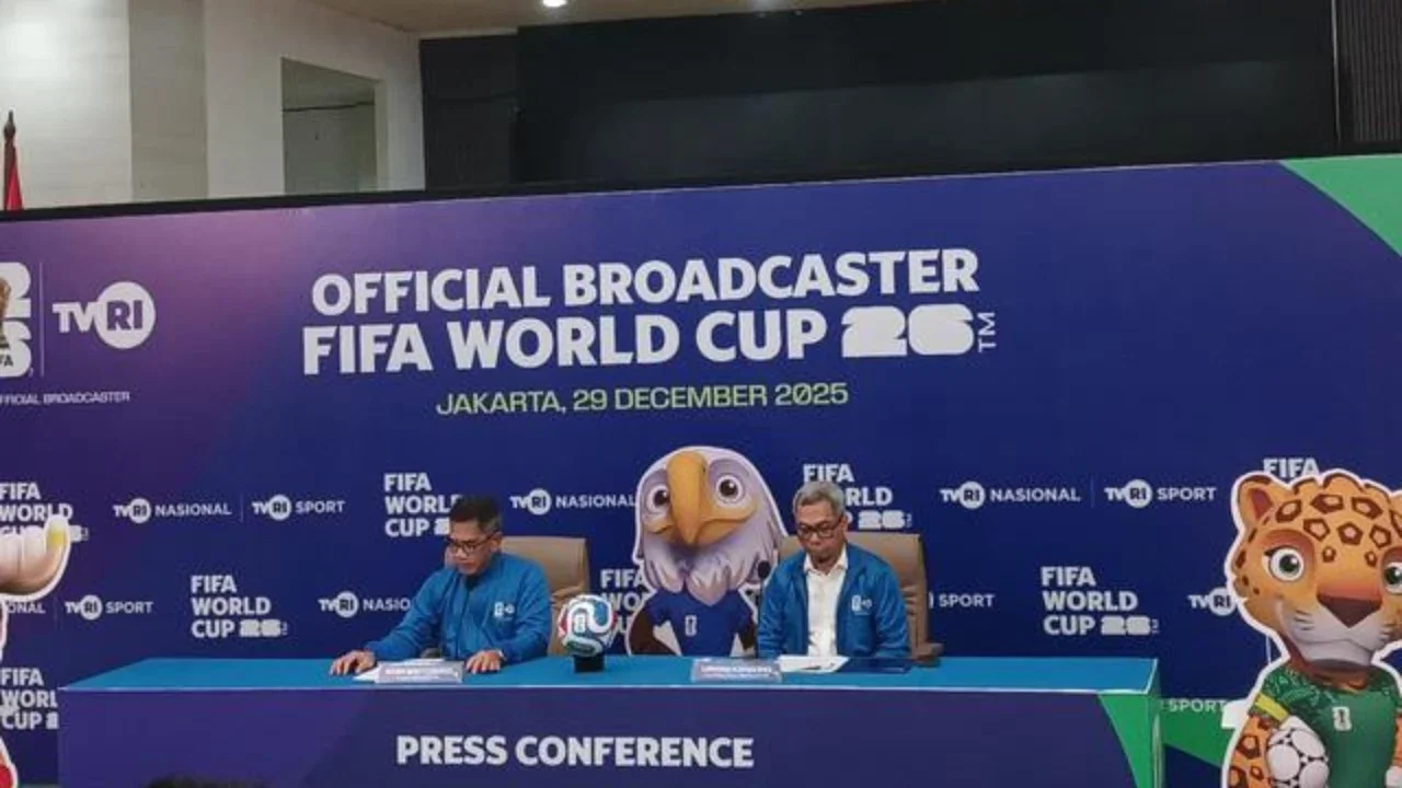 Gelandang Timnas Argentina, Angel Di Maria mencium trofi Piala Dunia dalam perayaan kemenangan usai mengalahkan Prancis pada partai final Piala Dunia 2022 di Lusail Stadium, Doha (18/12/20