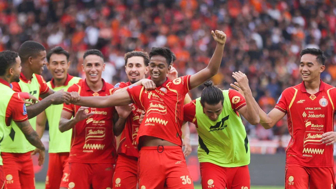 Pemain Persija Jakarta Aditya Warman (tengah) berselebrasi usai mencetak gol ke gawang Persijap Jepara pada pertandingan BRI Super League di Stadion Utama Gelora Bung Karno (SUGBK), Jakarta, Sabtu (3/1/2026).