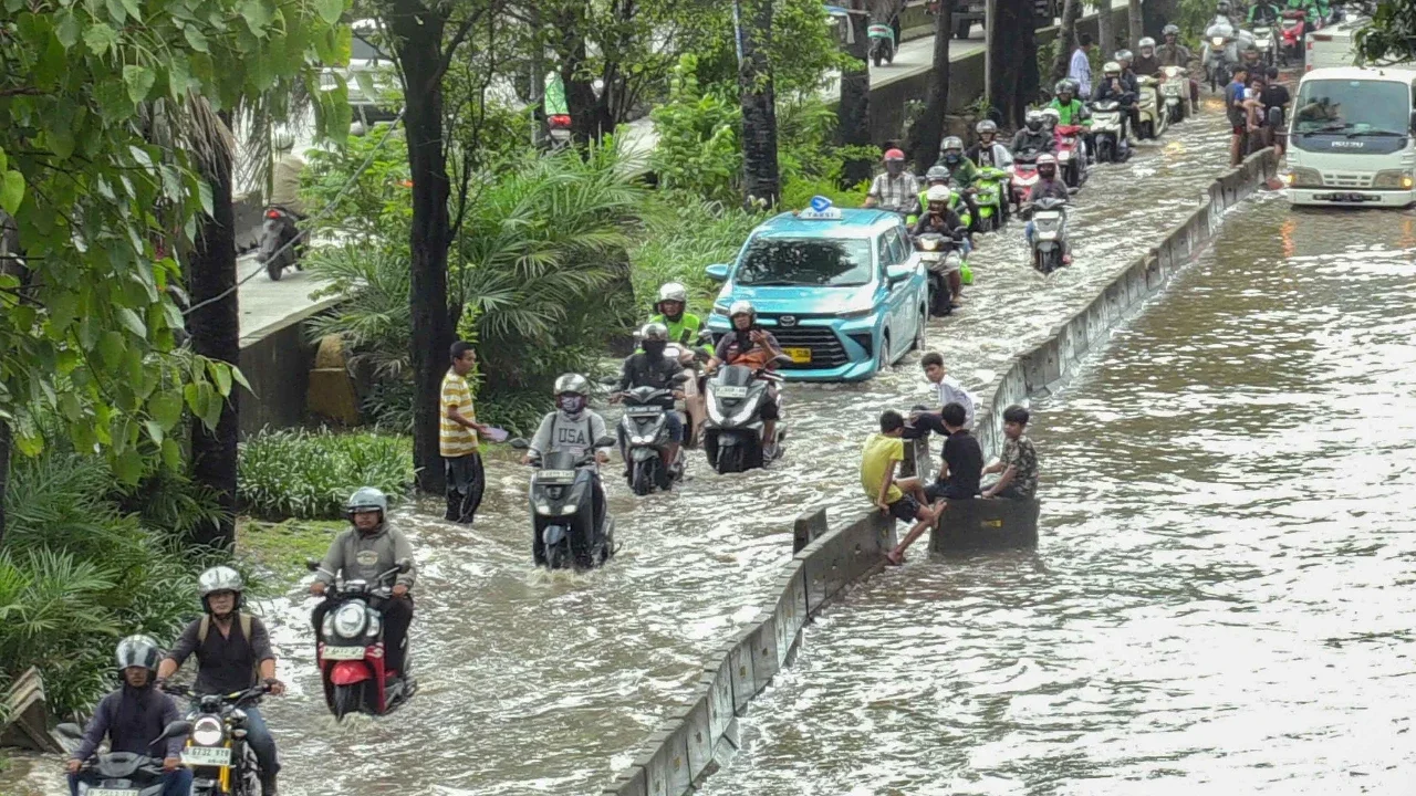 Banjir Jakarta masih menyisakan dampak signifikan, puluhan warga di Jakarta Barat dan Jakarta Pusat terpaksa mengungsi. BPBD DKI Jakarta terus memonitor dan melakukan penanganan intensif di berbagai wilayah terdampak.