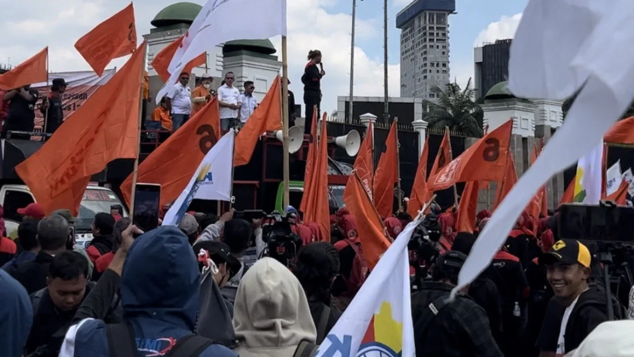 Demo Buruh Depan Gedung DPR